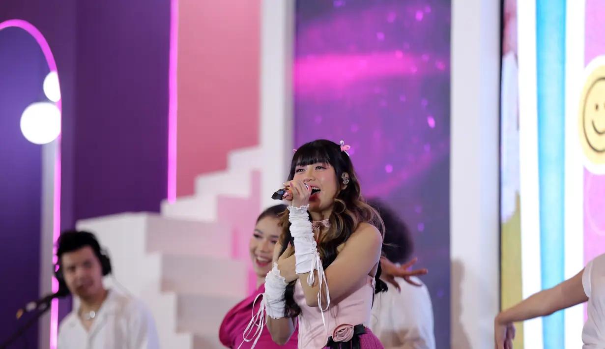 Di kesempatan ini Ghea membawakan lagu-lagunya seperti Kamu Anggap Apa. Ghea juga memperkenalkan single terbarunya berjudul Masa Mudaku Habis. [Foto: Daniel Kampua/Fimela]