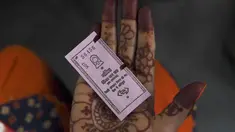 Seorang perempuan yang bepergian dengan bus  New Delhi Transport Corporation menunjukkan tiket berwarna merah muda untuk memanfaatkan skema naik gratis di New Delhi, 29 Oktober 2019. Perjalanan bebas biaya untuk wanita di bus umum Ibu Kota India telah dimulai pada 29 Oktober. (Sajjad HUSSAIN/AFP)