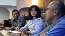 Pemerhati sepakbola Mahfud MD (kiri) dan Komisoner Komnas HAM Siane Indriani saat melakukan pertemuan di kantor Komnas HAM, Jakarta, Kamis (13/8/2015). Pertemuan tersebut terkait pembekuan PSSI oleh Kemenpora. (Liputan6.com/Helmi Afandi)