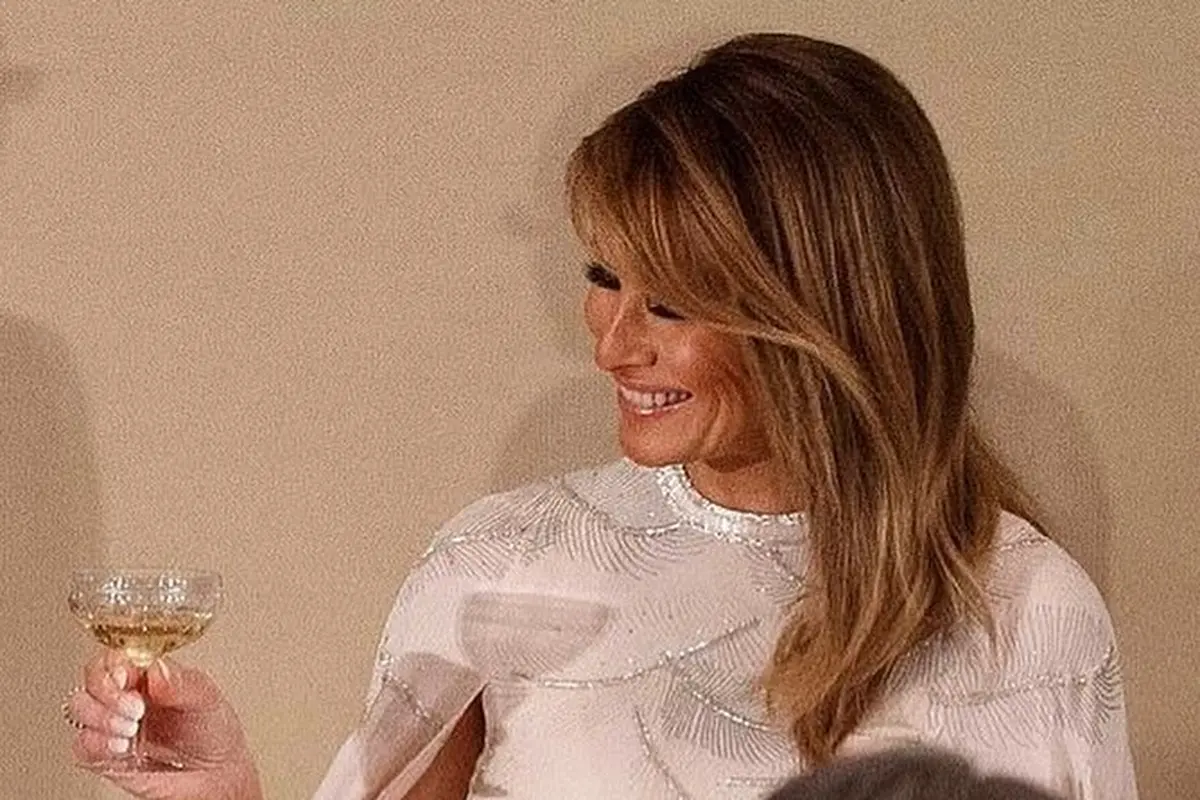 Kaftan Melania Trump saat berkunjung ke Jepang