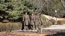 Tiga tentara Korea Utara mengawasi kunjungan Menhan Korsel, Song Young-moo di zona Demiliterisasi Panmunjom, Senin (27/11). Pemerintah Korsel menganggap Korut telah melanggar kesepakatan gencatan senjata di wilayah demiliterisasi. (AP Photo/Lee Jin-man)