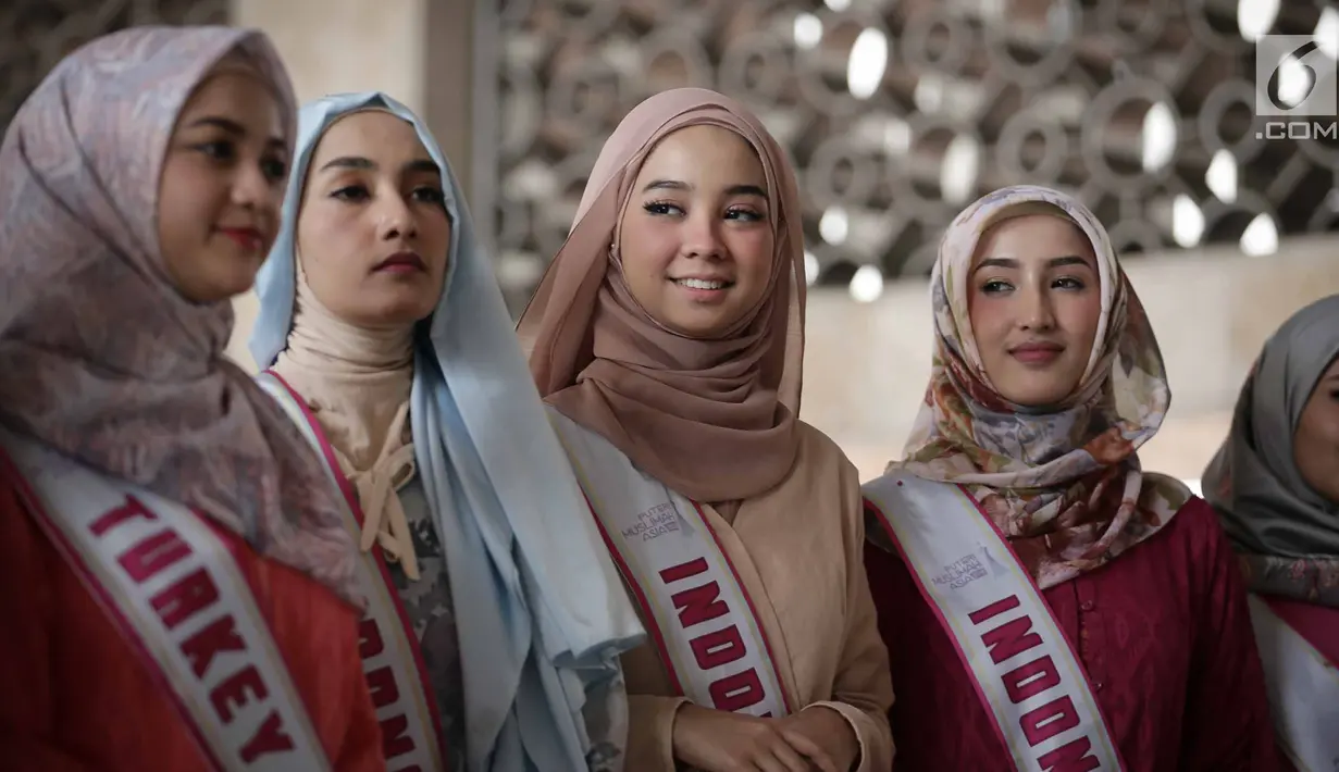 Sejumlah peserta Puteri Muslimah Asia 2018 saat tour Mesjid Istiqlal, Jakarta, Kamis (3/4). Masing masing negara mengutus tiga kontestan. Peserta berumur 15 sampai 25 tahun. (Liputan6.com/Faizal Fanani)