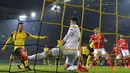 Kiper Benfica, Ederson Moraes, berusaha mengamankan tendangan dari striker Dortmund, Pierre-Emerick Aubameyang, pada laga Liga Champions di Stadion ?Signal Iduna Park, Dortmund, Rabu (8/3/2017). (AFP/John Macdougall)