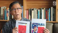 Fotografer Aryono Huboyo Djati menunjukkan karya fotonya yang dimuat media online tanpa seizinnya  saat konpers di Reading Room, Kemang, Jakarta, Kamis (9/8). Aryono dikenal juga sebagai pencipta lagu Burung Camar. (Merdeka.com/Arie Basuki)