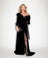 Kate Moss tampil anggun dengan high slit dress bernuansa hitam. Material velvet membuat gaun klasiknya terlihat dramatis.