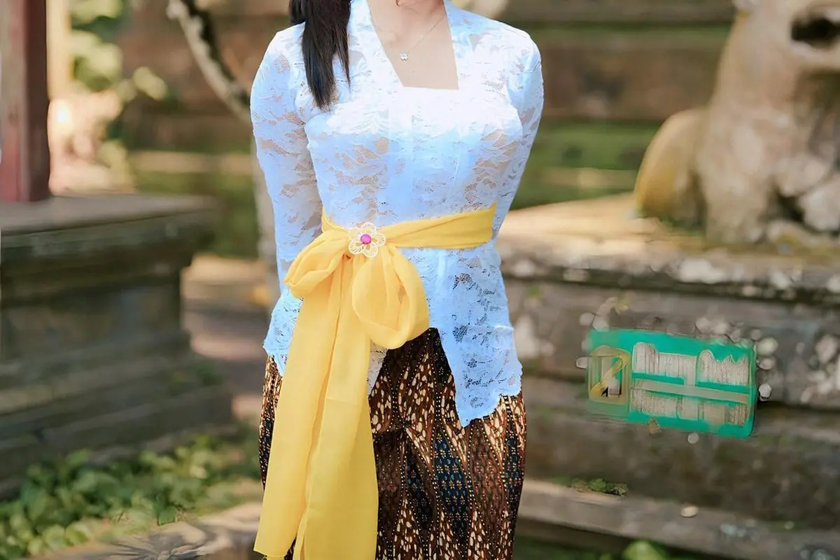 6 Adu Pesona Seleb kala Kenakan Kebaya Bali, Anya Geraldine, Fuji An, hingga Mahalini