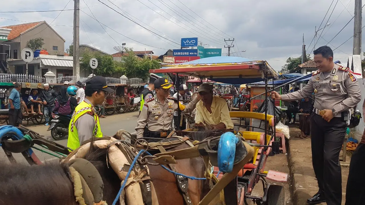 Kasatlantas Garut AKP Erik Bangun Prakasa menertibkan delman