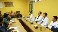 Dirut RSI Sultan Agung Semarang dr Masyhudi MKes beserta sejumlah dokter spesialis dari Cardiac Center RSI Sultan Agung sedang menyampaikan paparan di rumah sakit tersebut. (foto: Liputan6.com/SM/Eko Fataip)