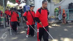 Sejumlah penyandang tuna netra mengikuti sosialisasi jalur disablitas di kawasan pendestrian, Malioboro, Yogyakarta, (4/6).Sosialisai di selenggarkan agar penyandang disablitas dapat menggunakan fasilitas umum dengan mudah.(Boy Harjanto)