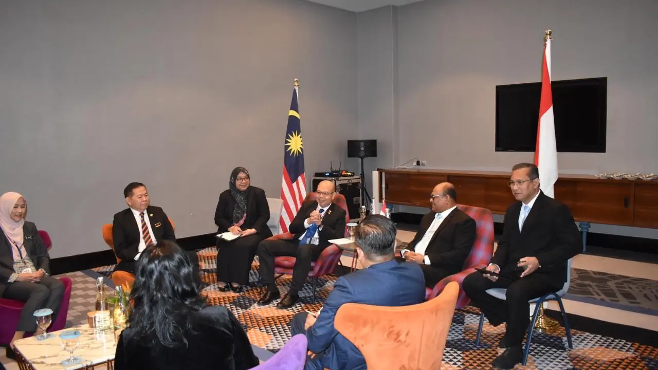 Pemerintah Indonesia dan Malaysia kembali meneguhkan komitmen kerja sama melalui Persidangan Ke-40 Jawatankuasa Kerja/Kelompok Kerja Pembangunan Sosio-Ekonomi (JKK/KK) SOSEK MALINDO yang berlangsung pada 18-19 November 2025 di Langkawi, Kedah, Malaysia (I