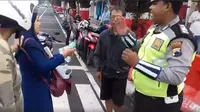 Emak-emak di Kudus, Jawa Tengah, gigit tangan polisi saat hendak ditilang. (Istimewa)