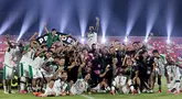 Para pemain, pelatih, dan ofisial Persebaya Surabaya berpose bersama trofi usai memastikan diri menjadi juara Piala Presiden 2026 di Stadion Kapten I Wayan Dipta, Gianyar, Bali, Kamis (6/8/2026). Bajul Ijo mengunci gelar perdana setelah mengalahkan Persib Bandung 6-5 lewat adu penalti usai bermain imbang 1-1 hingga babak tambahan waktu. (KapanLagi.com/Budy Santoso)