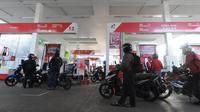 Harga premium per Senin 19 Januari 2015 pukul 00.00 WIB menjadi Rp 6.600/liter dan harga solar menjadi Rp 6.400/liter. Tampak, sejumlah pengendara motor yang akan mengisi BBM di SPBU Cikini, Jumat (16/1/15). (Liputan6.com/Herman Zakharia)