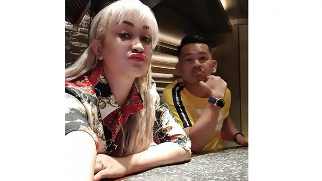 Jarang Tersorot, Ini 6 Potret Mesra Lia Lidysta dan Suami
