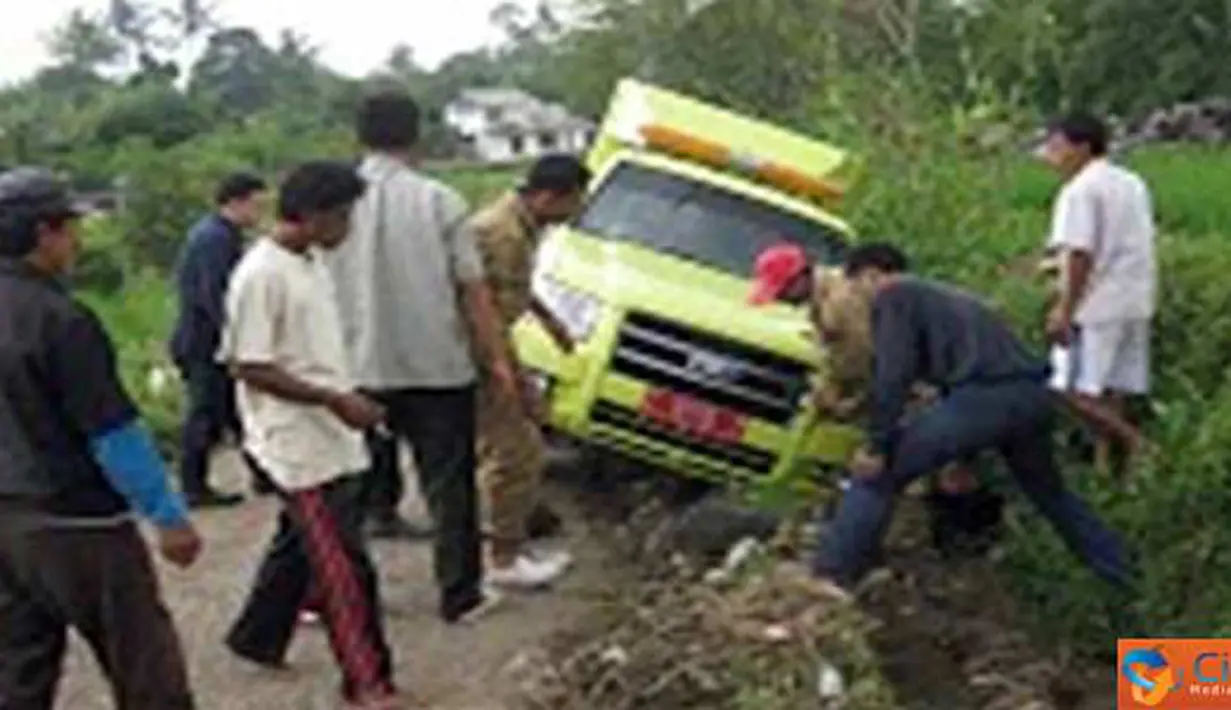 warga Garut berupaya mengevakuasi mobil dinas kesehatan hewan yang terperosok kepersawahan (Pengirim: Trian Mahawan)