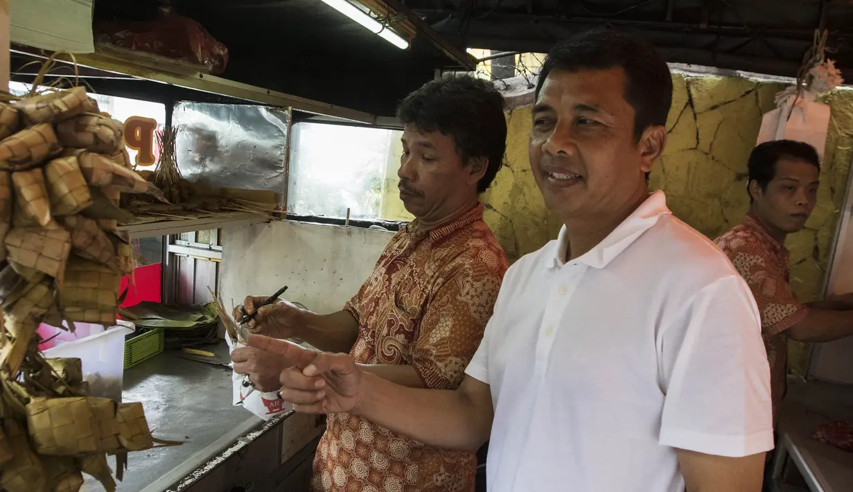 Kuliner yang dipilih oleh pelatih Mitra Kukar, Jafri Sastra, adalah sate khas daerah asalnya Padang. (Bola.com/Vitalis Yogi Trisna)