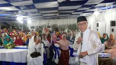 Ketua MPR Zulkifli Hasan memberikan sambutan dihadapan Badan Musyawarah Organisasi Islam Wanita Indonesia (BMOIWI) dan perwakilan ormas Islam perempuan di Rumah Dinas Ketua MPR, Jakarta, Selasa (29/5). (Liputan6.com/Johan Tallo)
