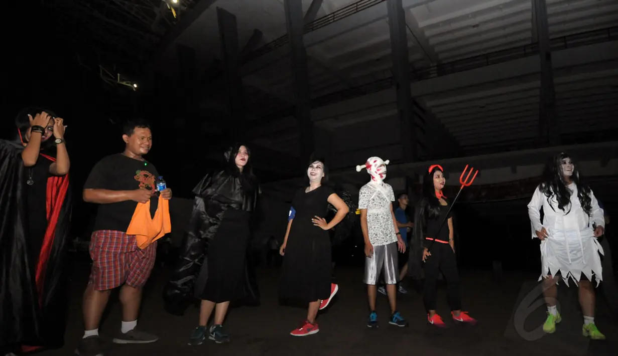 Sejumlah orang melakukan perayaan Halloween di kawasan Stadion Gelora Bung Karno, Jakarta, Kamis (30/10/2014). (Liputan6.com/Helmi Fithriansyah)