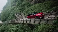 New Range Rover Sport Plug-in Hybrid menanjak di tangga curam Tianmen Road (Land Rover)