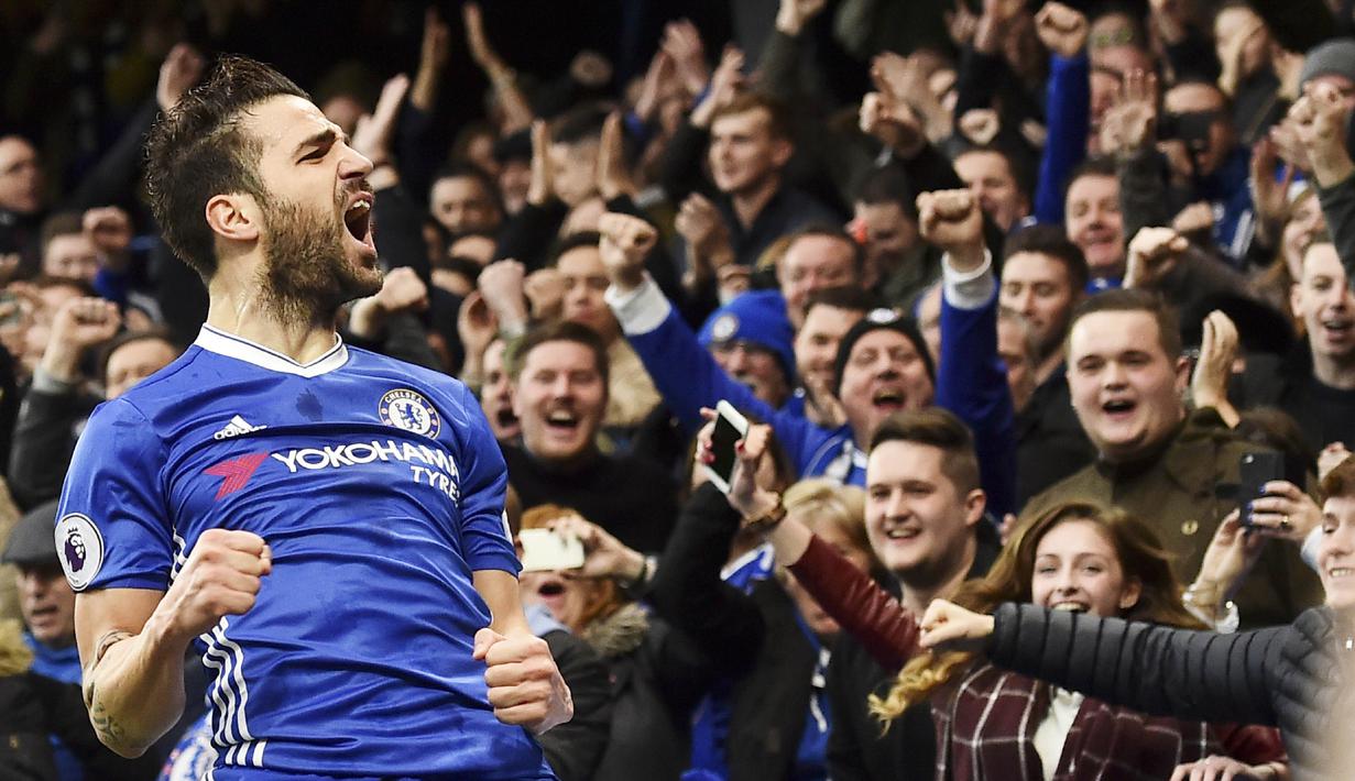 2. Cesc Fabregas – Pemain Chelsea ini adalah bagian dari La Masia sejak usia 10 tahun. Gagal menembus tim utama Barcelona membuatnya hengkang ke Inggris. Di Premier League pria spanyol ini menjelma menjadi gelandang terbaik di dunia. (AFP/Glyn Kirk)