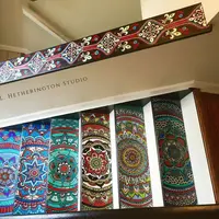 Seorang seniman otodidak mengubah anak tangga di rumahnya dengan motif-motif mandala, konsep milik Hindu-Budha. (Via: boredpanda.com)