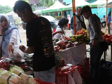 Warga melakukukan aktifitas jual beli saat kegiatan Bazar Ramadan di pelataran kantor DKPPP, BSD, Mekar Jaya, Serpong pada Rabu (15/5/2019). Bazar ini diadakalan oleh Dinas Ketahanan Pangan, Pertanian dan Perikanan (DKPPP) Tangerang Selatan selama tiga hari. (merdeka.com/Arie Basuki)