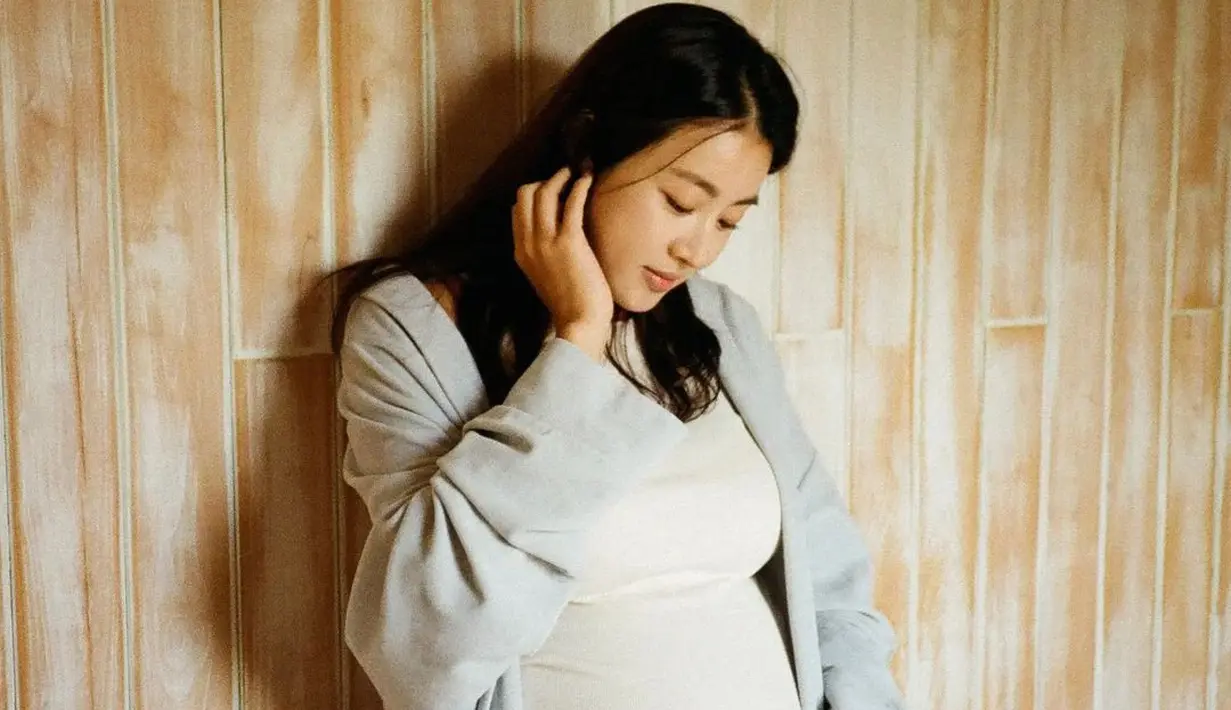 Salah satunya dengan melakukan maternity shoot di atas tempat tidur. Tanpa ragu, Kang Sora pamer baby bump dengan outfit rumahan. [@reveramess_]