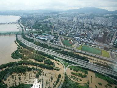 Jalan utama di sepanjang Sungai Han tergenang banjir akibat hujan lebat di Seoul, Korea Selatan, Rabu (10/8/2022). Upaya pembersihan dan pemulihan meningkat pesat saat langit cerah setelah dua hari curah hujan yang memecahkan rekor sehingga menyebabkan banjir bandang, merusak ribuan bangunan, jalan, serta menewaskan banyak orang. (AP Photo/Ahn Young-joon)