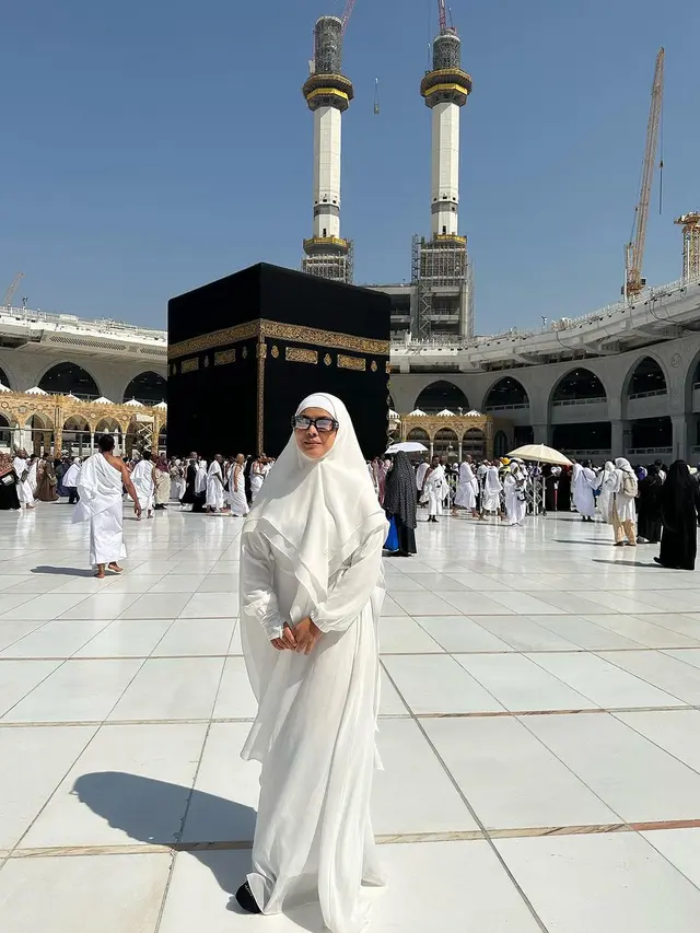 Vien Tasman berfoto di depan Ka’bah (Instagram/ vienstasman)