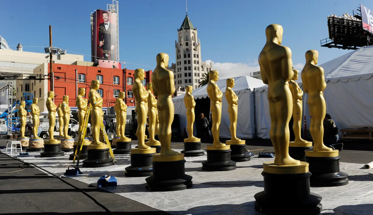 Patung-patung Oscar yang akan diberi sentuhan terakhir oleh seniman di Los Angeles, California, 22 Februari 2017. Penganugerahan Academy Awards ke-89 akan diselenggarakan pada Minggu (26/2) waktu setempat. (Photo by Chris Pizzello/Invision/AP)