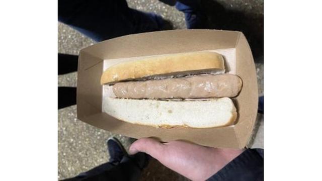 7 Potret Jajanan Gagal Masak yang Dibeli di Stadion Sepak Bola, Bikin Elus Dada