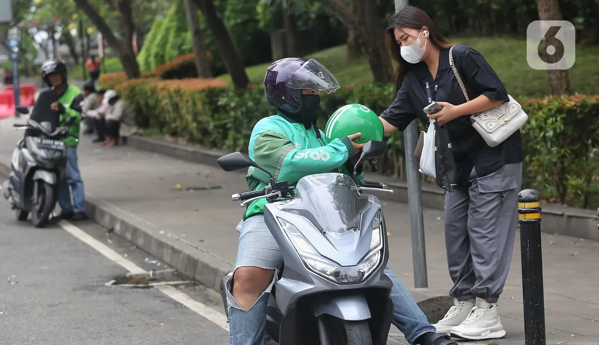 Calon penumpang bersiap menggunakan transportasi ojek daring atau online di kawasan Jalan Kendal, Jakarta, Selasa (20/5/2025). (Liputan6.com/Angga Yuniar)