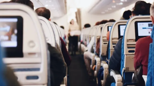 Penerbangan United Airlines ke Boston Dialihkan karena Insiden Muntah yang Bikin Penumpang Histeris . foto: (dok. Suhyeon Choi/Unsplash.com)