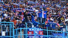 Aremania di tribune VVIP dan VIP Stadion Kanjuruhan terlihat penuh saat pertandingan melawan Persija (23/11/2019). (Bola.com/Iwan Setiawan)