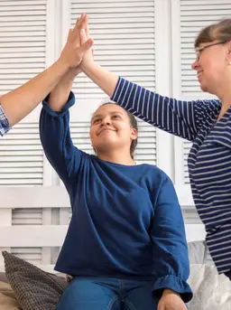 resiliensi adalah kemampuan untuk beradaptasi, bangkit, dan bahkan berkembang setelah menghadapi situasi sulit. Oleh karena itu, mengajarkan anak menjadi tangguh bukan berarti menjauhkan mereka dari masalah, melainkan membekali mereka dengan cara menghadapi dan mengelola setiap tantangan yang datang. (foto/dok: freepik)