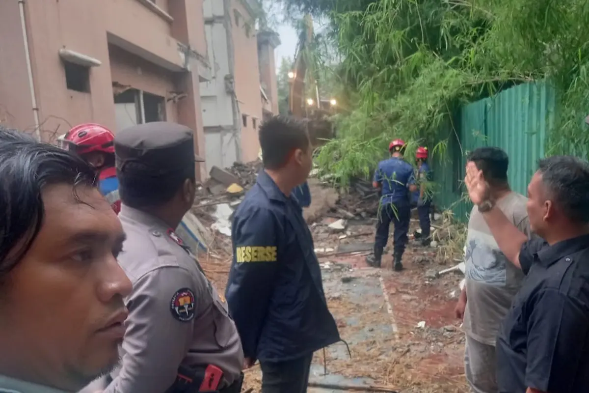 Sebuah bangunan bekas sekolah di Perumahan Bukit Gading Mediterania, Kelapa Gading Barat, Jakarta Utara, mendadak roboh saat tengah diratakan, Kamis (4122025).
