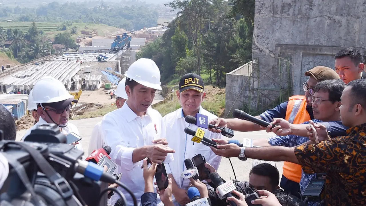 Presiden Joko Widodo (Jokowi) meninjau Tol Bocimi
