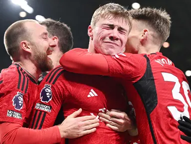Pemain Manchester United, Rasmus Hojlund, melakukan selebrasi setelah mencetak gol ke gawang Aston Villa pada pekan ke-19 Premier League 2023/2024 di Stadion Old Trafford, Rabu (27/12/2023). Pemain asal Denmark ini akhirnya berhasil mencetak gol perdana untuk Setan Merah di Liga Inggris. (AFP/Oli Scarff)