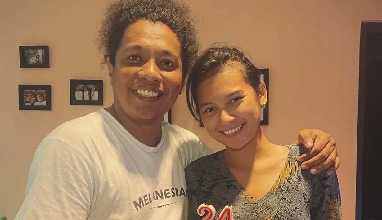 Saat momen ulang tahun Indah Permatasari, Arie Kriting memberikan kejutan sederhana berupa kue tart dengan lilin angka 24. Indah yang tampil apa adanya tanpa makeup ini terlihat sumringah dengan kejutan dari sang suami. Kebahagiaan keduanya yang sederhana ini malah bikin baper netizen. (Liputan6.com/IG/arie_kriting)