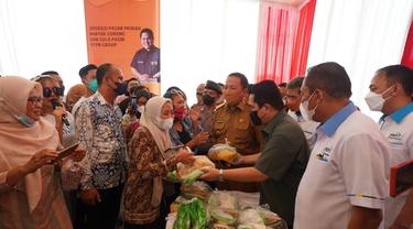 Menteri BUMN Erick Thohir meninjau pasar murah di Provinsi Lampung bersama PTPN Group.