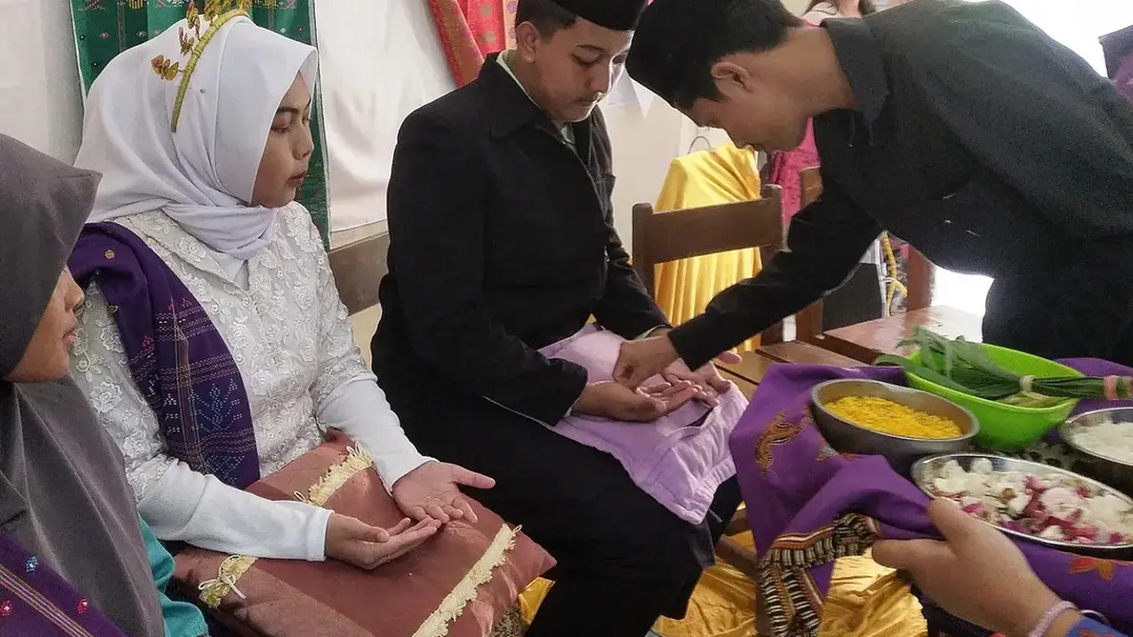 Tradisi Lebaran Masyarakat Melayu Tepuk Tepung Tawar