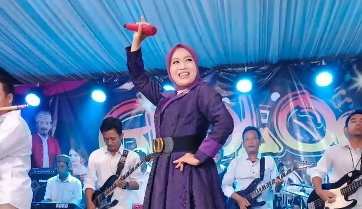 <p>Lili Herlina kini aktif dengan membuat karya di YouTube dan tampil offair. Ia dikenal penyanyi dangdut yang kerap manggung bersama orkes New Pallapa. [Foto: instagram.com/lilin_herlina999]</p>