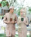 Pasangan selebritas Vicky Kalea dan Alliza Putri kompak memilih kebaya dan beskap warna cokelat yang terlihat sederhana dan bersahaja