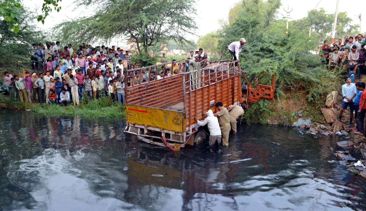 Sebuah truk yang membawa sejumlah orang usai kembali dari upacara pernikahan masuk ke sungai di Etah, India, Jumat (5/5).  Sekitar 14 orang dikabarkan meninggal dalam peristiwa tersebut. (AFP/STR)