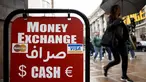 Orang-orang berjalan melewati biro penukaran mata uang di London, Senin, 26 September 2022. Poundsterling pada hari Senin jatuh ke rekor terendah terhadap dolar Amerika Serikat (AS) sejak desimalisasi pada tahun 1971. (AP Photo/David Cliff)