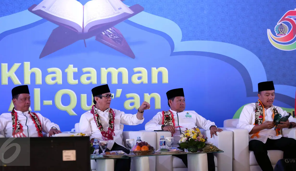Ki-ka: Menristek Dikti M. Nasir, Menkumham Yasonna Laoly, Ketua Umum PKB Muhaimin Iskandar dan Menpora Imam Nahrawi saat menghadiri acara Khatam Al-Quran warga binaan pemasyarakatan di LP Cipinang, Jakarta, Kamis (20/4). (Liputan6.com/Johan Tallo)