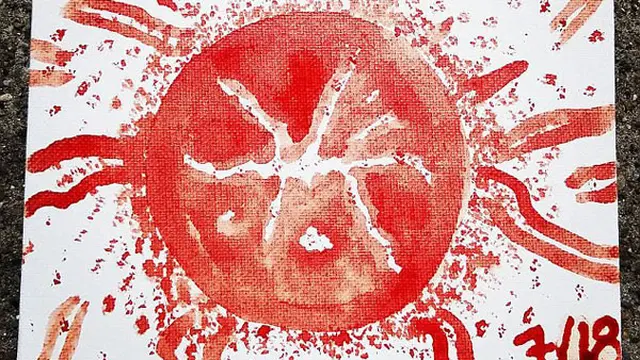 Fenomenal, Wanita Ini Melukis Menggunakan Darah Menstruasinya