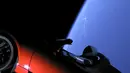 Gambar dari video yang disediakan oleh SpaceX ini menunjukkan mobil Tesla Roadster yang berada dalam roket Falcon Heavy sedang meluncur ke luar angkasa (6/2). Mobil ini adalah mobil listrik pertama yang melayang di luar angkasa. (SpaceX via AP)