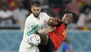 Pemain Timnas Belgia, Michy Batshuayi (kanan) berebut bola dengan pemain Timnas Kanada, Steven Vitoria dalam laga matchday pertama Grup F Piala Dunia 2022 di Ahmad Bin Ali Stadium, Doha, Qatar, Kamis (24/11/2022) dini hari WIB. (AP/Natacha Pisarenko)