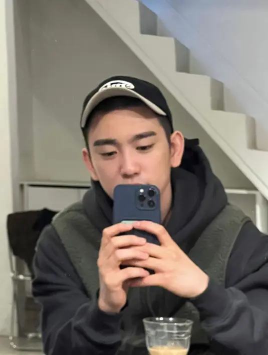 Para penggemar akan dengan sabar menanti kepulangan Jinyoung dari tugas kemiliterannya. "I'll be waiting," kata salah satu penggemar. (Foto: Instagram/ jinyoung_0922jy)